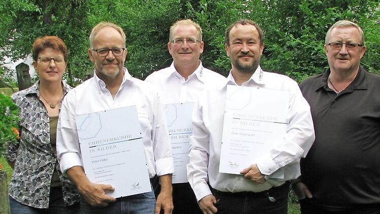 Für langjährige Arbeitstreue zur Firma Ernst Seiler wurden drei Mitarbeiter geehrt (von links): Beate Seiler, Peter Falke, Timo Kleiber, Maik Baumgartl und Manfred Seiler.  Foto: Norbert Karbach