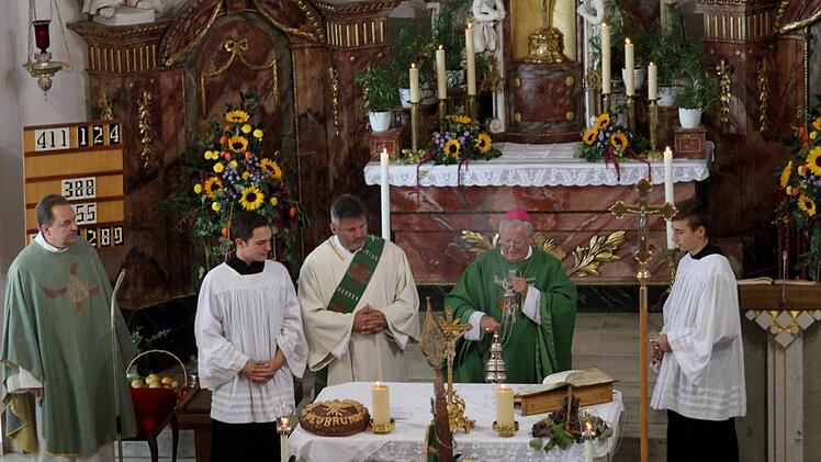Bischof Friedhelm Hofmann beim Festgottesdienst mit Pfarrer Dr. Mathias Rusin (links) und Diakon Joachim Stapf (Dritte  von links).