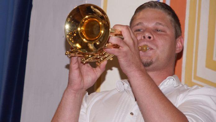 Musiker aus Leidenschaft: dieses Attribut verkörperte auch Trompeter Stefan Bernhard bei seiner Solodarbietung des Stücks "Nächtliche Tränen".Mario Deller