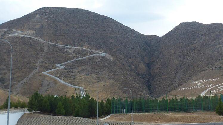 Kurios. Der menschenleere Gesundheitspark bei Ashgabat zieht sich wie die chinesische Mauer über die Berghänge.
