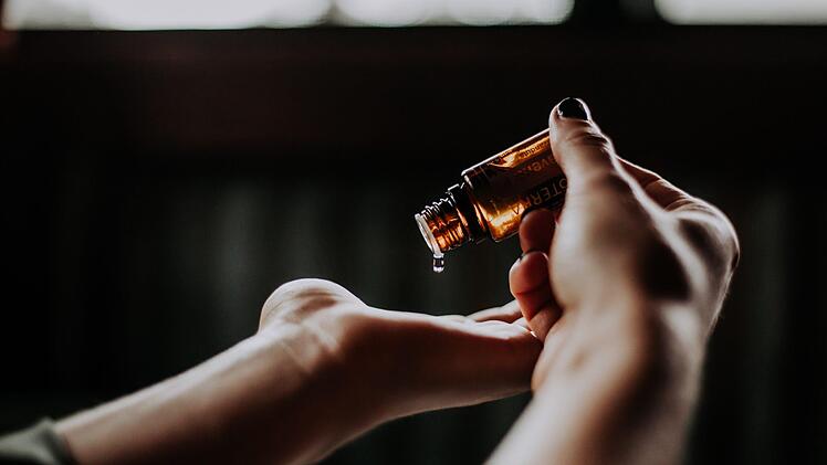Wie viel Natur ist wirklich in Naturkosmetik? - Worauf Sie beim Kauf achten müssen. Foto: Christin Hume/ Unsplash