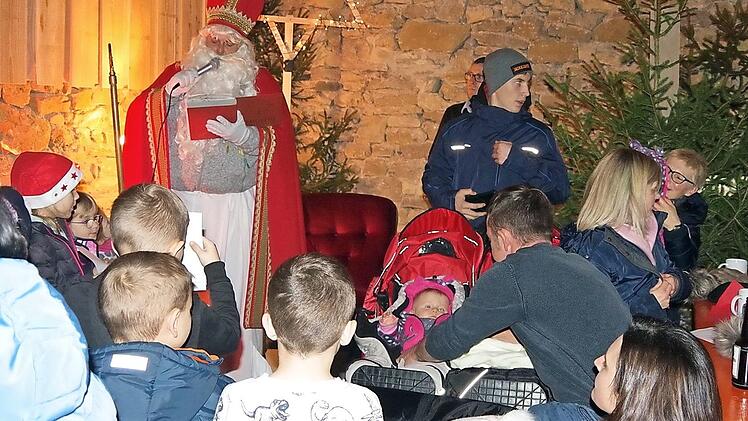 Nikolaus "Reinhold" hatte viele Geschenke dabei. Foto: Heike Schülein
