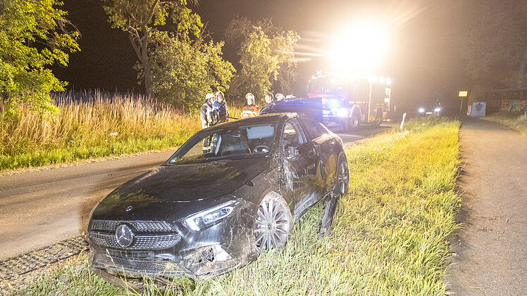 Auto &uuml;berschl&auml;gt sich bei Crash in den Morgenstunden