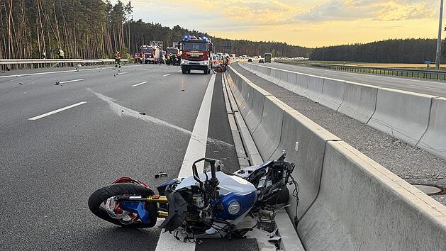T&ouml;dlicher Unfall auf der A6 bei Kammerstein: Motorradfahrer (63) stirbt nach Kollision