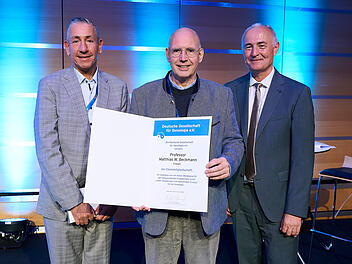 Prof. Beckmann erh&auml;lt DGS-Ehrenmitgliedschaft in Erlangen