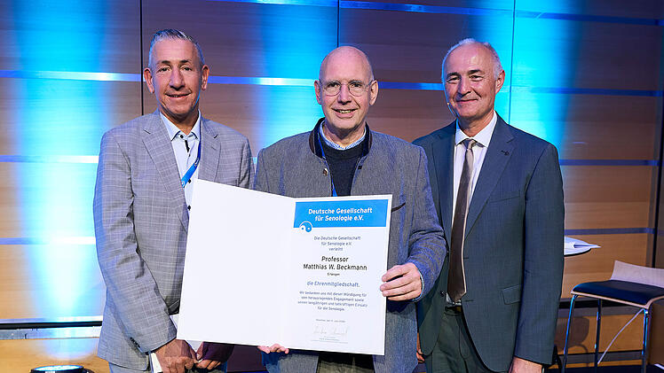Prof. Beckmann erh&auml;lt DGS-Ehrenmitgliedschaft in Erlangen