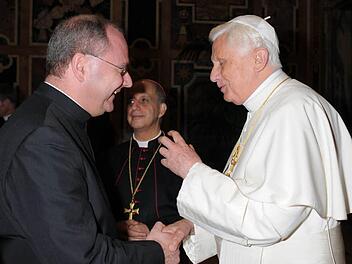 Kennen sich seit 1986: Papst Benedikt XVI. (re.) begrüßt Höchstadts Dekan und Stadtpfarrer Kilian Kemmer im Jahr 2008. Gestern gab der Heilige Vater seinen Rücktritt bekannt. Foto: privat