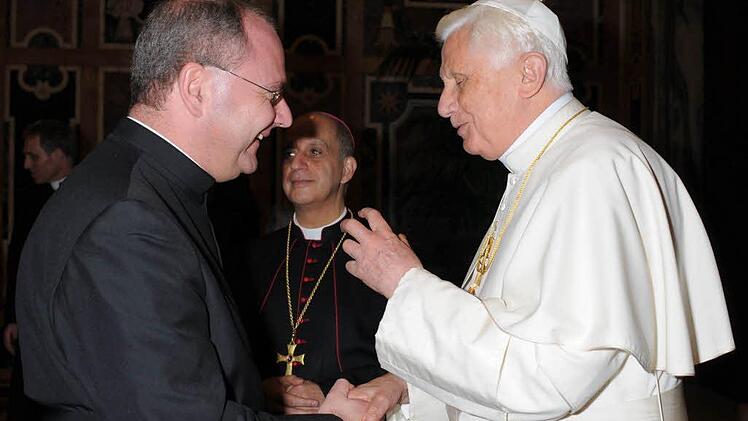 Kennen sich seit 1986: Papst Benedikt XVI. (re.) begrüßt Höchstadts Dekan und Stadtpfarrer Kilian Kemmer im Jahr 2008. Gestern gab der Heilige Vater seinen Rücktritt bekannt. Foto: privat