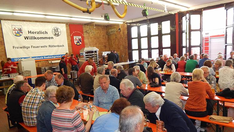 140 Ehrenamtliche lud die Gemeinde ins Feuerwehrgerätehaus ein.