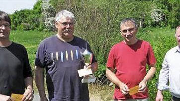 Hermann Theuerer (Zweiter von links) wurde Anglerkönig in Hellingen. Ihm gratulierte Werner Dietz (rechts). Hermann Theuerer gewann das Preisangeln vor Matthias Jakob (links) und Rainer Dietz. Foto: Gerold Snater