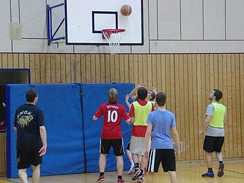Auch Basketball wird beim Mitternachtssport gespielt. Foto: FT-Archiv