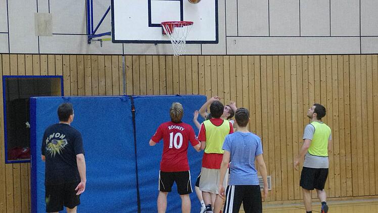 Auch Basketball wird beim Mitternachtssport gespielt. Foto: FT-Archiv