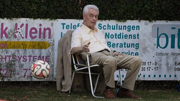 Schiedsrichterbeobachter Gerd Hartung in Arnshausen. Foto: Hopf