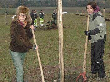 Lisa Kohles und Anja Heinrichs (von links) pflanzten für den verstorbenen Vater und Bruder Alexander Heinrichs einen Nussbaum. Foto: Edwin Meißinger