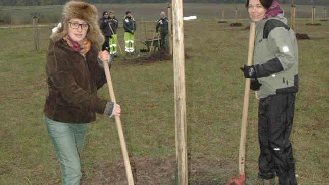 Lisa Kohles und Anja Heinrichs (von links) pflanzten für den verstorbenen Vater und Bruder Alexander Heinrichs einen Nussbaum. Foto: Edwin Meißinger