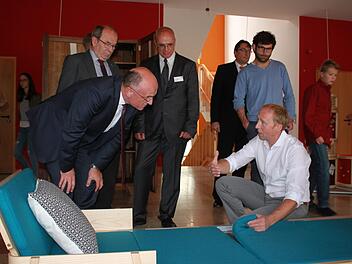 Landrat Wilhelm Schneider ließ sich am Sonntag in Begleitung von Schulleiter Oliver Dünisch die Meisterstücke zeigen. Die Erklärungen übernahm Lehrer Thomas Herres. Fotos: Katharina Becht