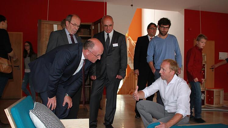 Landrat Wilhelm Schneider ließ sich am Sonntag in Begleitung von Schulleiter Oliver Dünisch die Meisterstücke zeigen. Die Erklärungen übernahm Lehrer Thomas Herres. Fotos: Katharina Becht