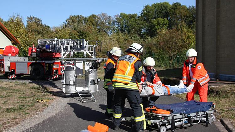 Einsatzszenario: Rettung von Verletzten durch die Feuerwehr von einem Gebäude  mit Hilfe einer Drehleiter und anschließende medizinische Versorgung durch das BRK.  Foto: Matthias Nöth