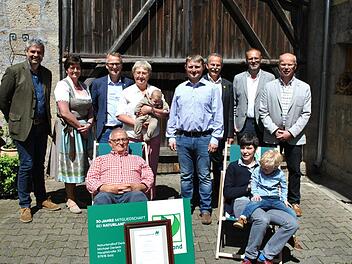 Drei Generationen auf dem Naturlandhof Derleth: In den Bio-Liegest&uuml;hlen - aber keineswegs unt&auml;tig - sind Alfred Derleth und Schwiegertochter Ulrike Derleth mit Sohn Jakob zu sehen, dahinter (von links) Michael Diestel, Margit Ziegler, Eberhard R&auml;der, Margit Derleth mit Enkelin Laura, Michael Derleth, Paul Knoblach (MdL), B&uuml;rgermeister Martin Schmitt und Stefan Fella.  Foto: Regina Vossenkaul
