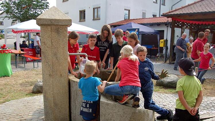 Der Brunnen bleibt das Herzstück am "Herzplatz".