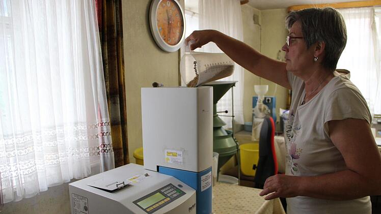 Edith Halbig prüft im kleinen Labor der Jörgenmühle die Qualitäten der angelieferten Getreidesorten.Heike Beudert