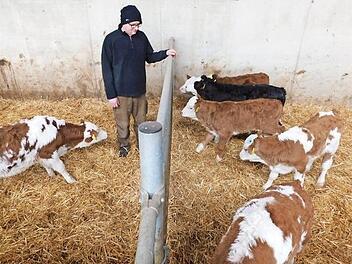 Milchbauer Jochen Bär in seinem neu gebauten Kälberstall Fotos: Horst Wunner