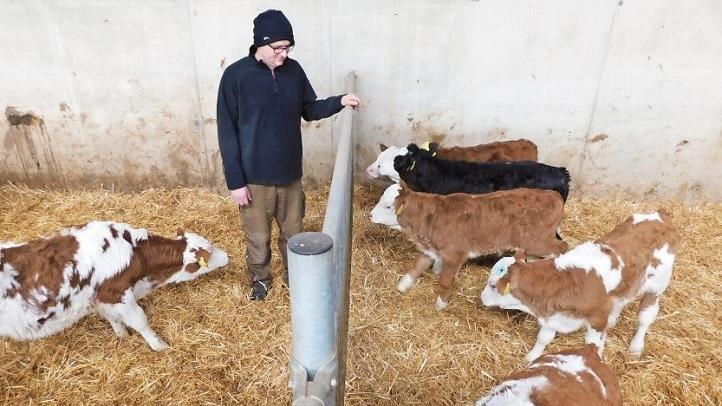 Milchbauer Jochen Bär in seinem neu gebauten Kälberstall Fotos: Horst Wunner