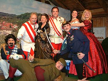 Die bestens aufgelegten Darsteller (von links): Martin Panzer, Michael Bittruf, Birgit Shah-Räder, Philipp Mahr, Nikolai Hiesl, Tina-Christin Rüger und Eva Müller, vorne Nicolas Roth. Foto: Hans Franz