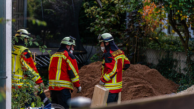 Feuerwehr befreit versch&uuml;ttete Person aus Baugrube