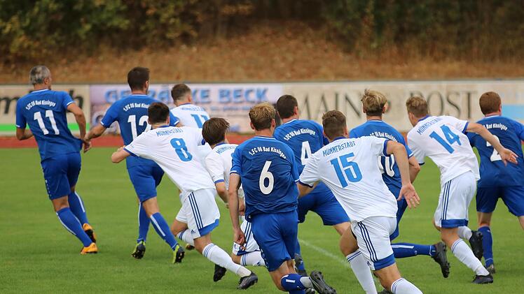 Kollektives Einlaufen in den Kissinger Strafraum beim Bezirksliga-Derby in Münnerstadt. Foto: Sebastian Schmitt