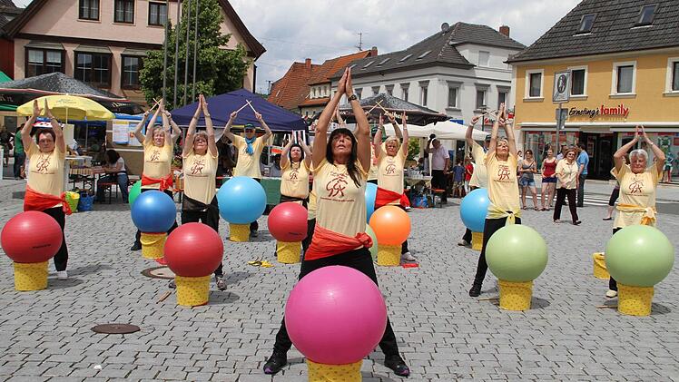 Die Sportgruppe Kronach "Gemeinsam gegen Krebs e. V." zeigte eine temperamentvolle Show mit Therapie-Trommeln.