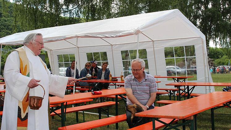 Pfarrer Pottler ging durch die Reihen und segnete die anwesenden Hunde