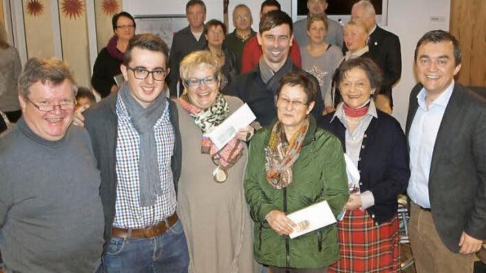 Die Wallenfelser Christsozialen übergaben am Heiligabend insgesamt 500 Euro an das Caritasaltenheim und den Besuchsdienst. Vorne (v. l.) CSU-Ortsvorsitzender Erich Mähringer, JU-Ortsvorsitzender Matthias Zeitler, Caritas-Geschäftsführerin Cornelia Thron, Heimleiter Bernd Robitschko, Rosi Hentschel vom Besuchsdienst, FU-Vorsitzende Charlotte Korn und Bürgermeister Jens Korn Foto: privat
