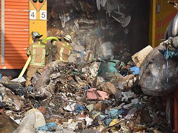 Kein Job für empfindsame Gemüter: Um einen Brand im Müllbunker zu löschen, mussten sich Bamberger Feuerwehrmänner durch Berge von Müll kämpfen.   Fotos: Ronald Rinklef