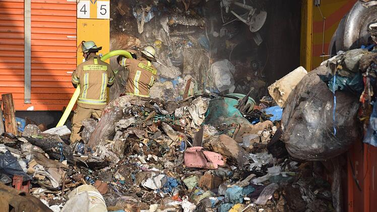 Kein Job für empfindsame Gemüter: Um einen Brand im Müllbunker zu löschen, mussten sich Bamberger Feuerwehrmänner durch Berge von Müll kämpfen.   Fotos: Ronald Rinklef