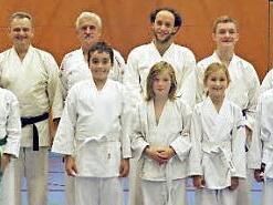 Die Karatekas aus Hallerndorf, vorne v.l.: Kien Tran, Vi Tran, Daniel Ottens, Lorzen Brößel, Alia Behrens, Tobias Linz, Andrej Oder Jr., Hinten, v.l.: Die Prüfer Niklas Raczek, Wolfgang Raczek, Andrej Oder Sr., Christoph Schultz, Martin Stalmach und Patrick Jonas  Foto: Erlwein