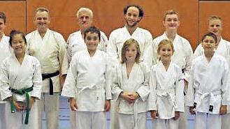 Die Karatekas aus Hallerndorf, vorne v.l.: Kien Tran, Vi Tran, Daniel Ottens, Lorzen Brößel, Alia Behrens, Tobias Linz, Andrej Oder Jr., Hinten, v.l.: Die Prüfer Niklas Raczek, Wolfgang Raczek, Andrej Oder Sr., Christoph Schultz, Martin Stalmach und Patrick Jonas  Foto: Erlwein