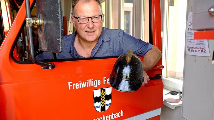 Der ehemalige Kommandant Benno Zellhan hat einen alten Feuerwehrhelm entdeckt. Foto: Gerd Schaar