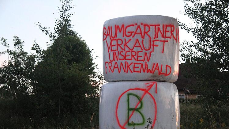 Der CSU-Landtagsabgeordnete Jürgen Baumgärtner aus Kronach hat sich für den Vorschlag, den Frankenwald zum Nationalpark zu machen, stark gemacht - jetzt steht er in heftiger Kritik. "Baumgärtner vernichtet Frankenwald" steht auf Protestschildern rund um Steinwiesen. Foto: Sonny Adam