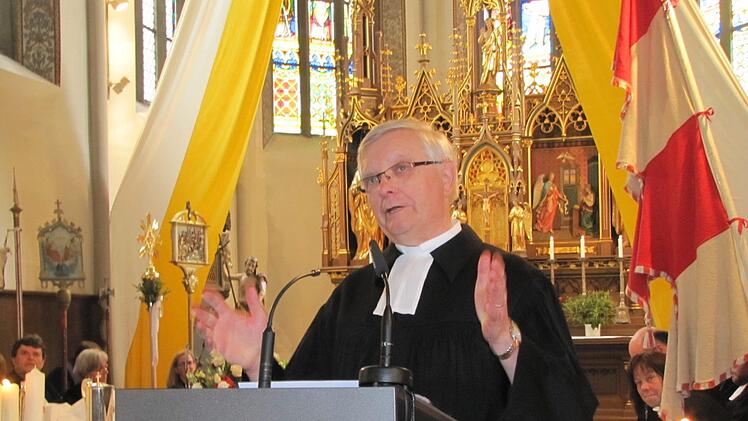Altbischof Prof. Axel Noack bei seiner Predigt in der Seßlacher Stadtpfarrkirche St. Johannes der Täufer. Foto: Martin Koch