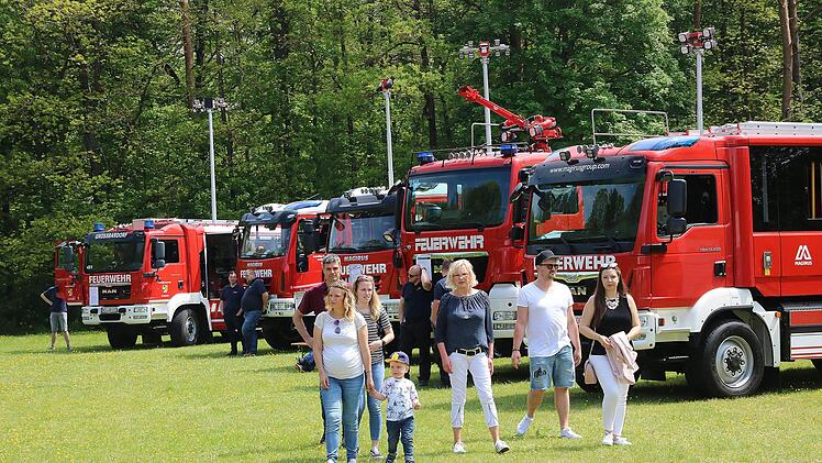 Viele Besucher aus Kleinwenkheim und den Nachbargemeinden nutzten die  Gelegenheit, sich die Feuerwehrfahrzeuge und die Ausrüstung aus der Nähe  anzuschauen. Foto: Dieter Britz