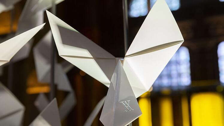 200 Vögel bilden die Form des Coburger Weihnachtsbaums in London.Victoria and Albert Museum, London