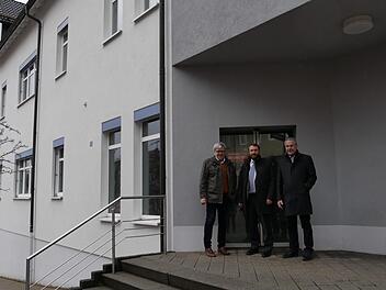 von links: Peter Soyer von der Sonneberger  Wohnungsbau GmbH,  der neue Besitzer Mathis Neumann und OB Frank Rebhan sind alle äußerst  zufrieden, dass hier wieder Leben ins Gebäude kommen wird.   Foto: Manja von Nida