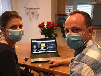 Ganz im Zeichen von Corona -  die Zahlen haben die Hochzeiter  Daniela und Rainer Haubenreich genau im Blick. Eigentlich wollen sie am Samstag kirchlich heiraten und danach feiern.Anette Schreiber