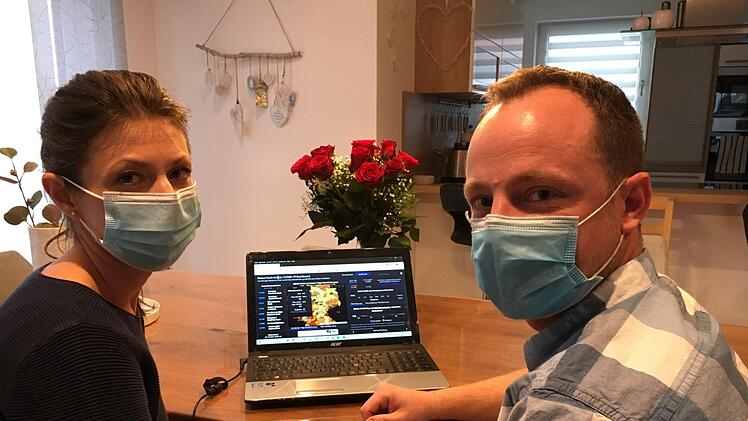 Ganz im Zeichen von Corona -  die Zahlen haben die Hochzeiter  Daniela und Rainer Haubenreich genau im Blick. Eigentlich wollen sie am Samstag kirchlich heiraten und danach feiern.Anette Schreiber