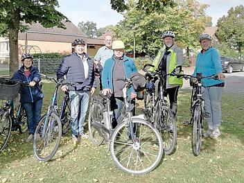 Siggi N&uuml;rnberger (Dritter von links) gab den Teilnehmern in Wachenroth Tipps im Umgang mit dem E-Bike.