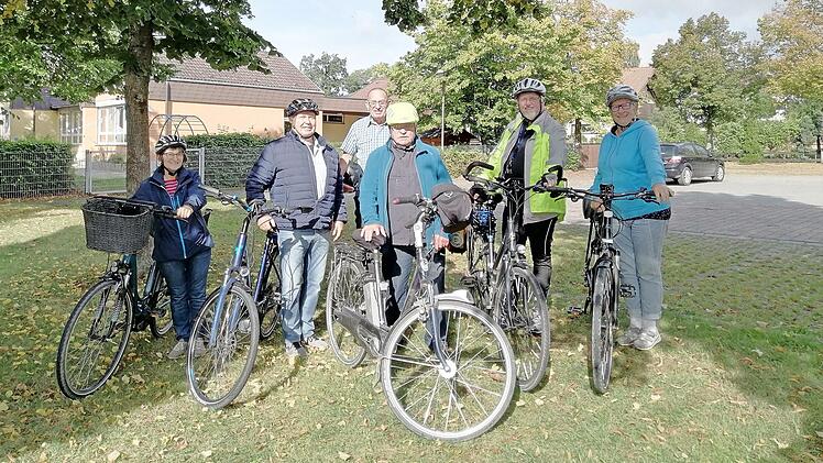 Siggi Nürnberger (Dritter von links) gab den Teilnehmern in Wachenroth Tipps im Umgang mit dem E-Bike.