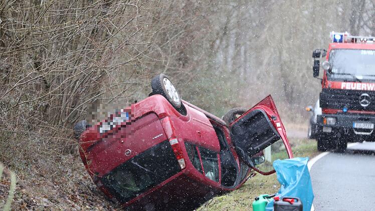 Auto kommt von Fahrbahn ab und landet auf Dach