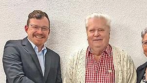 Eine besondere Ehrung erhielt Alfred Thust (rechts) von Florian Stein.