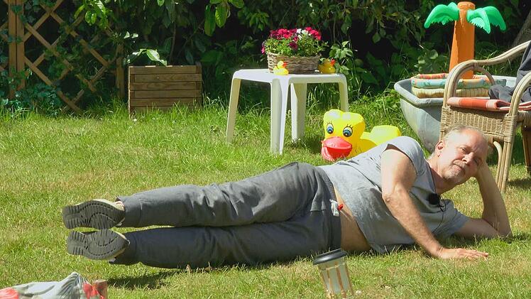 Jochen Horst chillt im Garten.